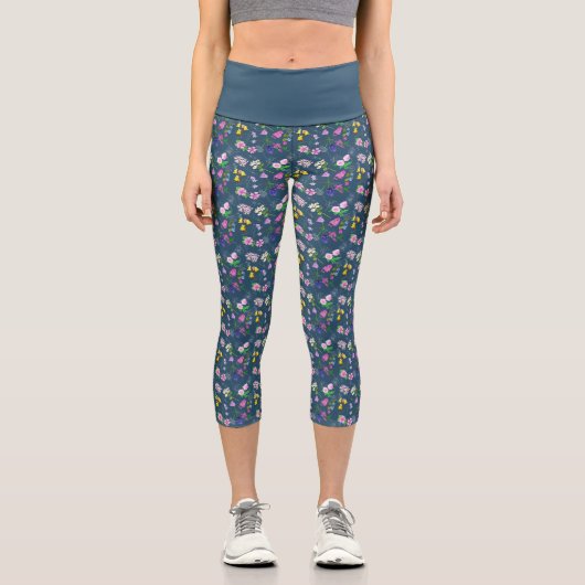 Delikate Wildblume in Aquarellfarbe auf blau Capri Leggings (Vorderseite)