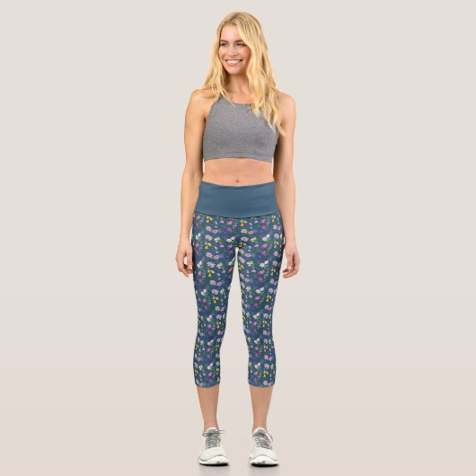 Delikate Wildblume in Aquarellfarbe auf blau Capri Leggings (Vorderseite)