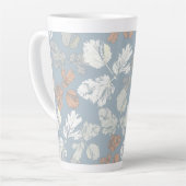 Delikate Zweige mit Blätter auf blau. Milchtasse (Linke Ecke)