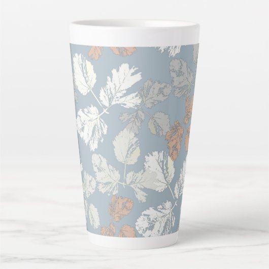 Delikate Zweige mit Blätter auf blau. Milchtasse (Vorderseite)