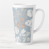 Delikate Zweige mit Blätter auf blau. Milchtasse (Rechts)