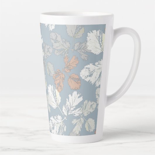 Delikate Zweige mit Blätter auf blau. Milchtasse (Rechts)