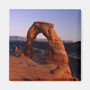 Delikater Arch bei Sonnenuntergang mit schneebedec Magnet