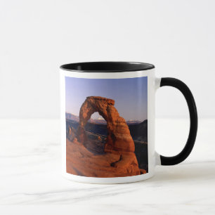 Delikater Arch bei Sonnenuntergang mit schneebedec Tasse