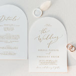 Delikater Goldkalligraphie-Arch auf einer Hochzeit Einladung<br><div class="desc">Dieser zarte goldene Kalligraphiebogen ist in einer Hochzeitseinladung perfekt für eine moderne Hochzeit. Das romantische minimalistische Design besticht durch eine hübsche und elegante Champagner-goldgelbe Typografie auf weißem Hintergrund mit einem klaren und schlichten Look. Rett Papier, indem man die Details auf der Rückseite der Hochzeitseinladung statt auf einer separaten Kapselkarte angibt....</div>
