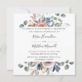 Delikates Dusty Blue and Peach Blush Floral Weddin Einladung (Vorderseite)