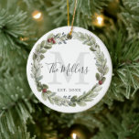 Delikatessen Weihnachtsschmuck<br><div class="desc">Dieses wunderschöne Weihnachtsbaumschmuck mit einem zarten Aquarellkranz,  einem personalisierten Monogramm und Ihrem Familiennamen in einem angesagten handgezeichneten Skript. Jubiläumsdatum oder das Datum,  an dem Sie in Ihre neue Zuhause umgezogen sind,  können ebenfalls hinzugefügt werden. Ein perfektes Geschenk für Neuvermählte oder neue Hausbesitzer!</div>