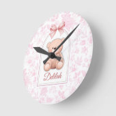 Delilah | Benutzerdefiniertes rosa Teddy-Bär-Kinde Runde Wanduhr (Winkel)