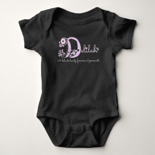 Delilah Namensbedeutungsmonogramm-Herzrosa Baby Strampler