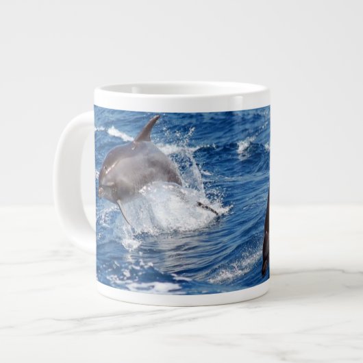 Delphin-Abenteuer Jumbo-Tasse (Vorderseite Links)