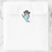 Delphin als Pirate mit Augenpflaster und Hakenhand Quadratischer Aufkleber (Tasche)