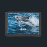 Delphin, der personalisierte Geldbörse spritzt<br><div class="desc">Dieses ist eine absolut herrliche Fotografie eines Bottlenosedelphins,  der im Wasser spritzt und spielt.  Fotograf auf diesem war Allison Henry.  Wir machten irgendeine Verbesserung redigieren,  damit dieser schöne Delphin wirklich heraus als die Hauptanziehungskraft stand.</div>