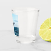 Delphin, die aus dem Ozean springen Schnapsglas (Rechts)
