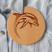 Delphin-Silhouette graviert auf hölzernem Entwurf Button (Beispiel)