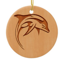 Delphin-Silhouette graviert auf hölzernem Entwurf