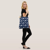 Delphine auf Parade-Muster Tasche (Am Model)