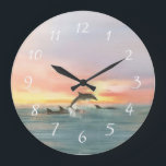 Delphine Beach Sunset Ocean Seascape Große Wanduhr<br><div class="desc">Die Wände der Strandsuhr sind mit einem Aquarell-Gemälde aus einem verspielten Delphinpuder ausgestattet,  die in den Sonnenuntergang des Ozeans springen. Ideal für Strandhaus,  Wassersport,  Küsten- und tropische Dekoration. Kunstwerk von KL Stock.</div>