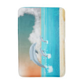 Delphine, die im Ozean brechen Badematte (Vorderseite Vertikal)