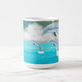 Delphine, die im Ozean brechen Kaffeetasse (Mittel)