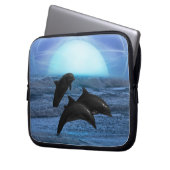 Delphine durch Mondlicht Laptopschutzhülle (Vorderseite Links)