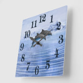 Delphine im klaren blauen Meer Quadratische Wanduhr (Winkel)