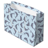 Delphine im Meeresmuster Große Geschenktüte (Rückseite Schrägansicht)