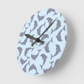 Delphine im Meeresmuster Runde Wanduhr (Winkel)