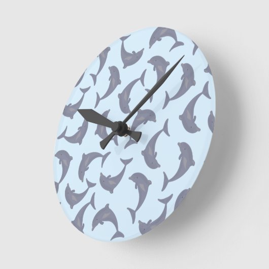 Delphine im Meeresmuster Runde Wanduhr (Winkel)