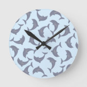 Delphine im Meeresmuster Runde Wanduhr (Vorderseite)