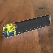 Delphine im Sonnenschein mit der Hand Namensplakette (Seite)