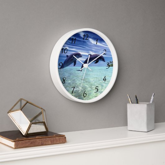 Delphine im wilden Alltag Uhr (Büro)