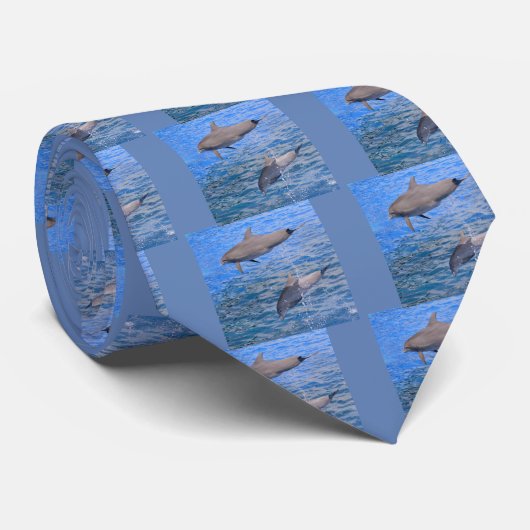 Delphine springen aus dem Wasserhahn Krawatte (Gerollt)