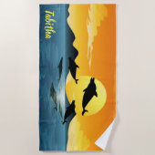 Delphine springen bei Sonnenuntergang Strandtuch (Vorderseite)