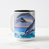 Delphine springen für Freude Zweifarbige Tasse (Vorderseite Links)