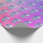 Delphine und Blume auf dem Hintergrund des Regenbo Geschenkpapier (Ecke)