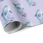 Delphine und Blume auf Lila Geschenkpapier (Rolleneckpunkt)