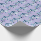 Delphine und Blume auf Lila Geschenkpapier (Ecke)