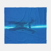 Delphine und Reflexionen Fleecedecke (Vorderseite (Horizontal))