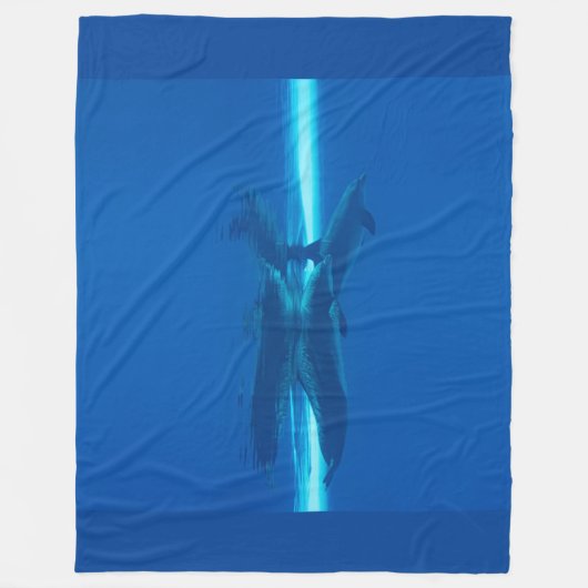 Delphine und Reflexionen Fleecedecke (Vorderseite)