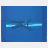 Delphine und Reflexionen Fleecedecke (Vorderseite (Horizontal))