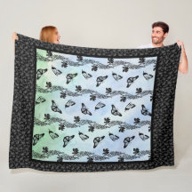 Delphinien und Schmetterlinge auf Sky Fleece Blank