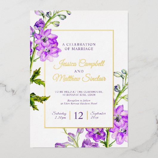 Delphinium violette Blumen und goldene Sommerhochz Folieneinladung (Vorderseite)