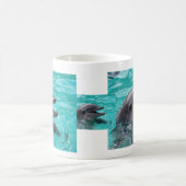 Delphinkopf im Aquamarinewasser Kaffeetasse (Mittel)