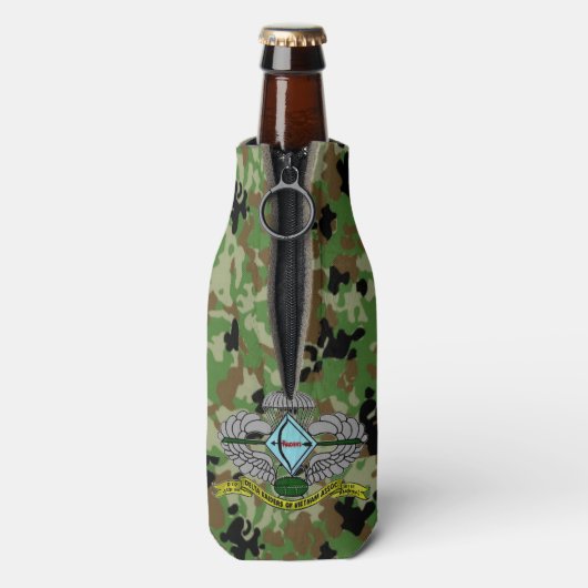 DELTA RAIDERS FLASCHENKÜHLER (Flasche Rückseite)