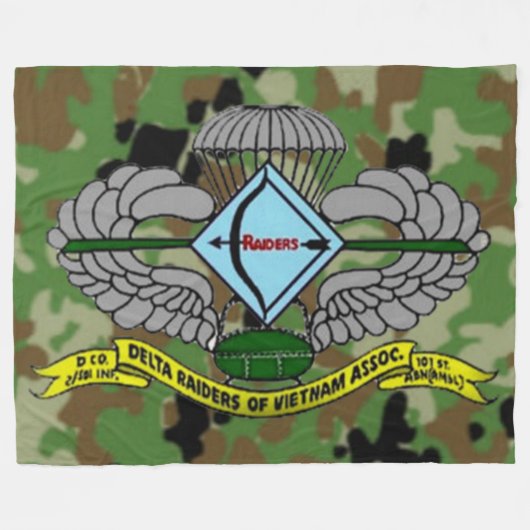 DELTA RAIDERS FLEECEDECKE (Vorderseite (Horizontal))