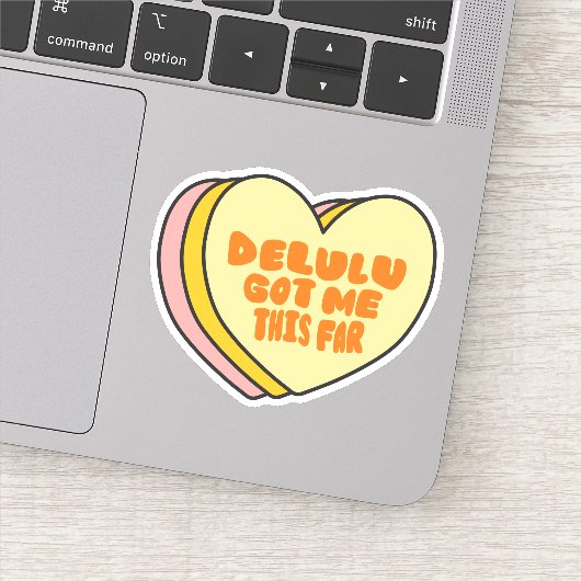 "Delulu Got Me This Far" Funny Aesthetic Design Aufkleber (Detail)