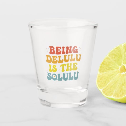 Delulu ist der Solulu Funny Groovy GenZ Retro Schnapsglas (Vorderseite)
