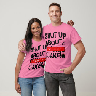 DELUX hält sich über den schwarzen Kuchen auf T-Shirt