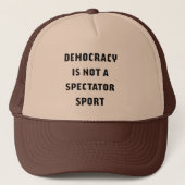 "Democracy Is Not A Spectator Sport" Trucker Hat Truckerkappe (Vorderseite)