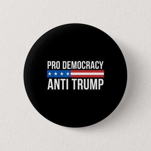 Demokratie - Anti Trump - Button (Vorderseite)